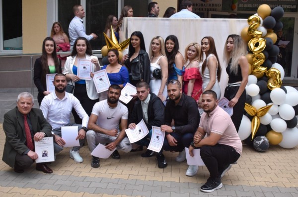 Абитуриентите на ПГЛПТ чуха последния си училищен звънец