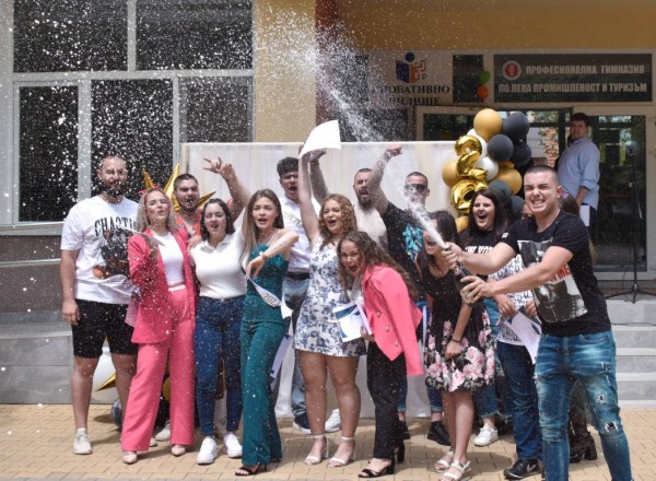 Абитуриентите на ПГЛПТ чуха последния си училищен звънец