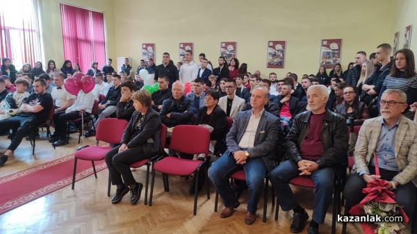 Механото изпрати своите 79 абитуриенти с голямо тържество