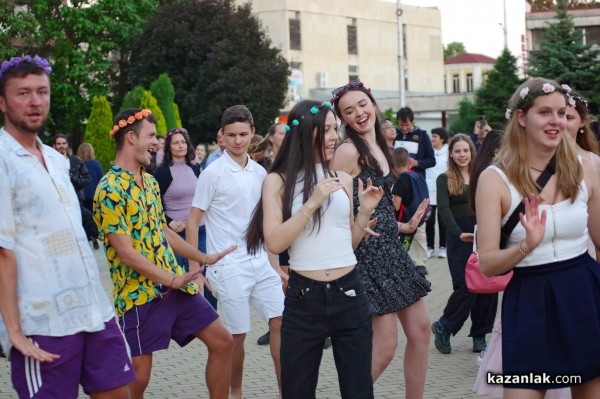 Гледайте конкурса Царица Роза 2023 на живо на площада! Там ще ви очаква и огненият Памбос