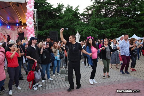 Гледайте конкурса Царица Роза 2023 на живо на площада! Там ще ви очаква и огненият Памбос