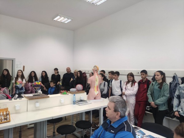 В деня на отворените врати в ППМГ ученици и учители представиха наученото в Испания по нестандартен начин