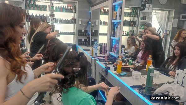 18 стилисти и гримьори се грижат за бляскавата визия на 23-те претендентки за короната на Царица Роза 2023