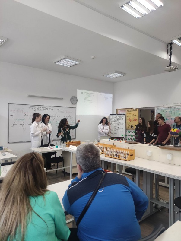 В деня на отворените врати в ППМГ ученици и учители представиха наученото в Испания по нестандартен начин