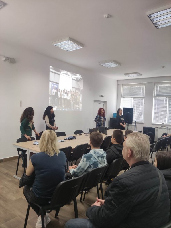 В деня на отворените врати в ППМГ ученици и учители представиха наученото в Испания по нестандартен начин