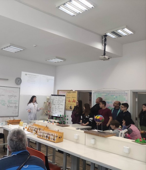 В деня на отворените врати в ППМГ ученици и учители представиха наученото в Испания по нестандартен начин