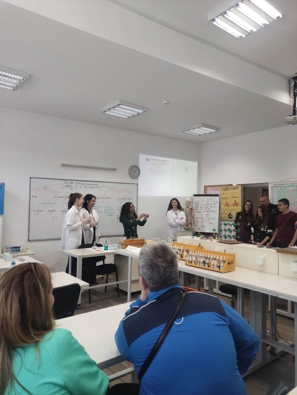 В деня на отворените врати в ППМГ ученици и учители представиха наученото в Испания по нестандартен начин