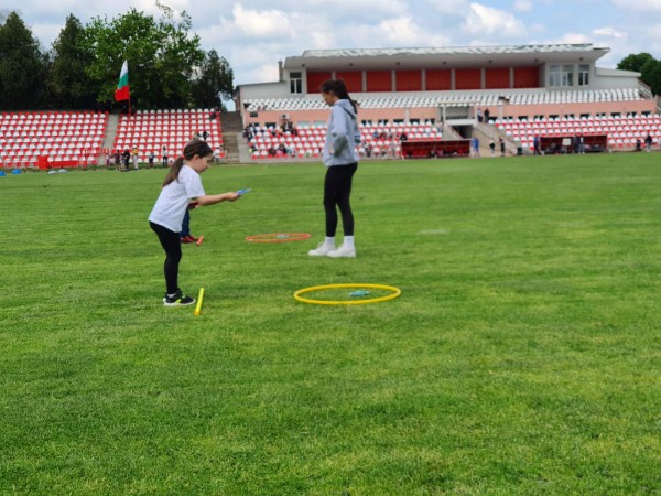 63 двойки се включиха в пролетното издание на спортния формат “Мама, татко и аз”