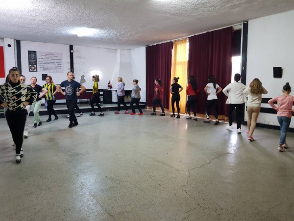 Танцьорите на НЧ “Звезда“, пременени с нови носии, стягат тържество за 24 май