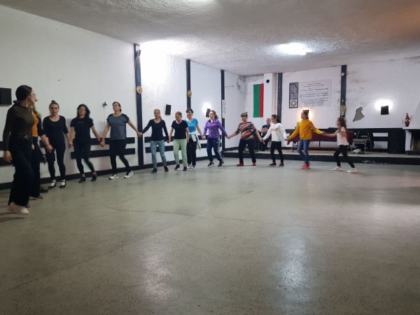 Танцьорите на НЧ “Звезда“, пременени с нови носии, стягат тържество за 24 май