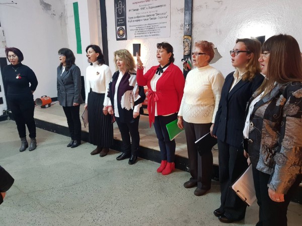 Танцьорите на НЧ “Звезда“, пременени с нови носии, стягат тържество за 24 май