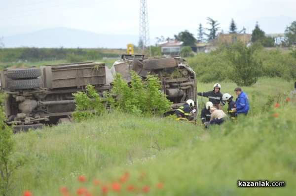 Цистерна се обърна край Мъглиж. Има пострадал / ОБНОВЕНА