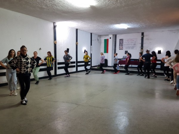 Танцьорите на НЧ “Звезда“, пременени с нови носии, стягат тържество за 24 май