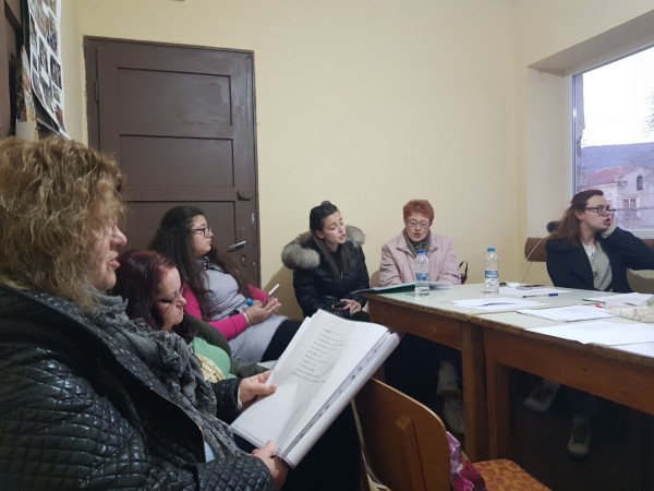 Танцьорите на НЧ “Звезда“, пременени с нови носии, стягат тържество за 24 май