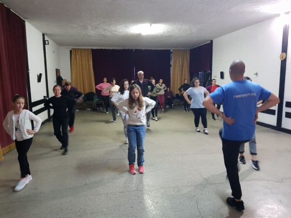 Танцьорите на НЧ “Звезда“, пременени с нови носии, стягат тържество за 24 май