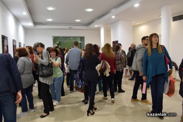 Фотоизложба на Регионална Занаятчийска Камара Пловдив с куратор Стоян Маринов гостува в Казанлък