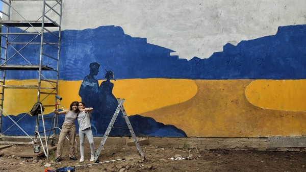 Ученици изрисуваха голяма стена, която ще допълва новия музей “Ахинора“