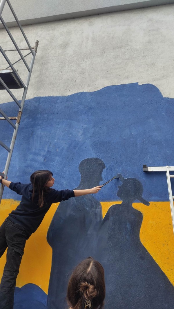 Ученици изрисуваха голяма стена, която ще допълва новия музей “Ахинора“