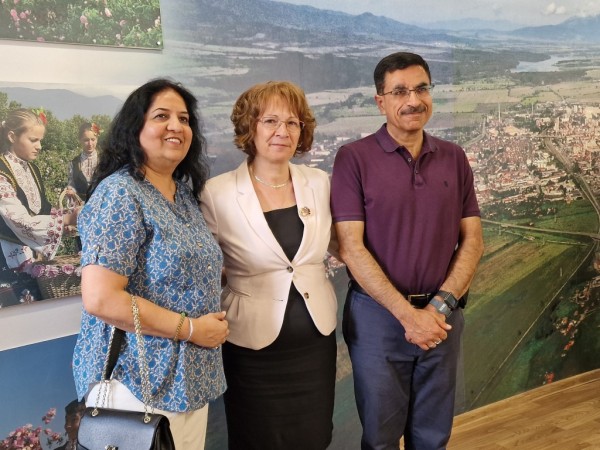 Шест индийски брачни двойки посрещна кмета на Казанлък