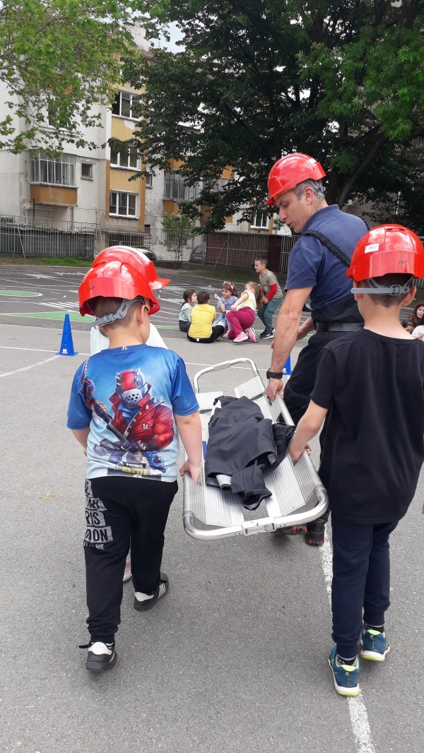 Ученици от ОУ “Св. Паисий Хилендарски“ се срещнаха с представители на доброволческия отряд към Пожарната