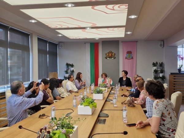 Шест индийски брачни двойки посрещна кмета на Казанлък