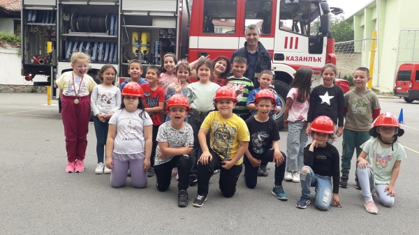 Ученици от ОУ “Св. Паисий Хилендарски“ се срещнаха с представители на доброволческия отряд към Пожарната