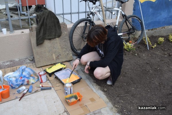 Ученици изрисуваха голяма стена, която ще допълва новия музей “Ахинора“