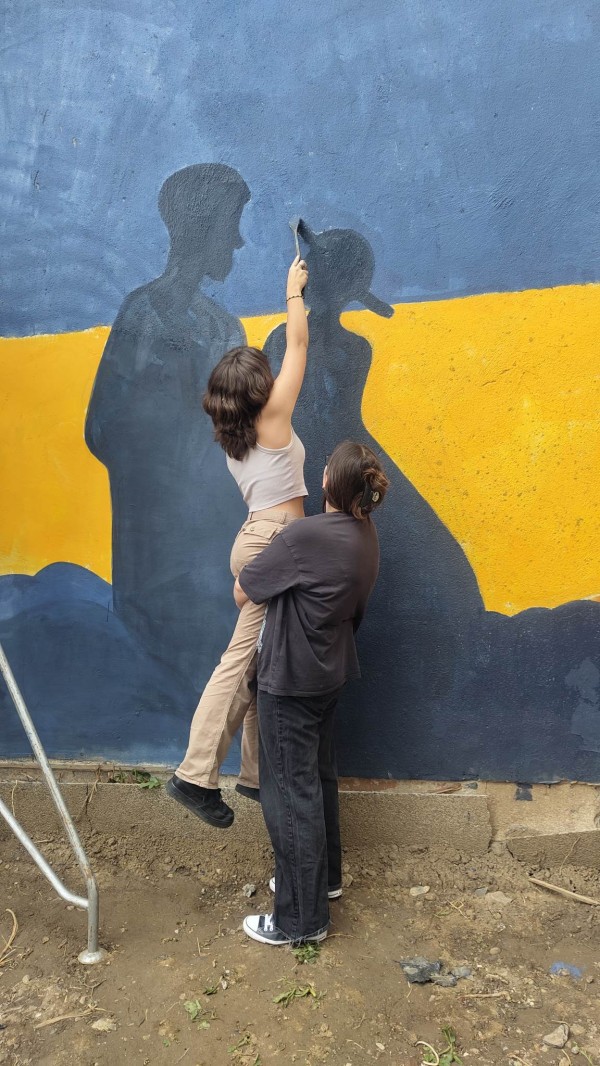 Ученици изрисуваха голяма стена, която ще допълва новия музей “Ахинора“