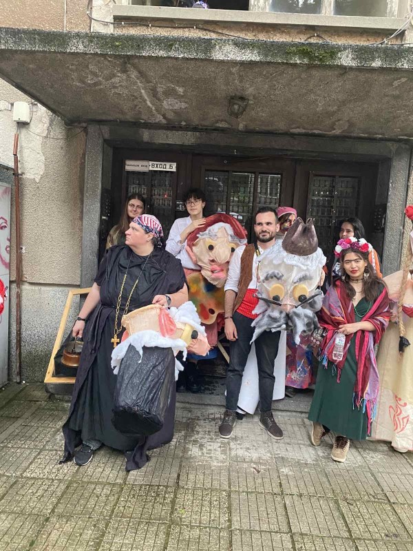 Ученици изрисуваха голяма стена, която ще допълва новия музей “Ахинора“