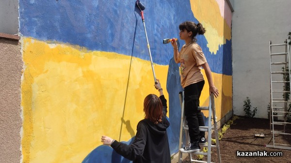 Ученици изрисуваха голяма стена, която ще допълва новия музей “Ахинора“