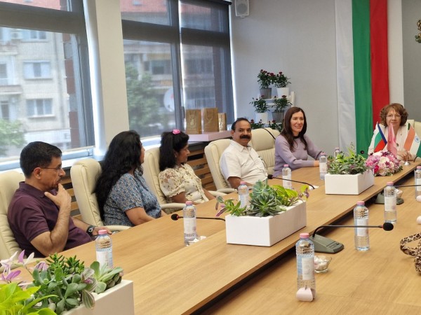 Шест индийски брачни двойки посрещна кмета на Казанлък