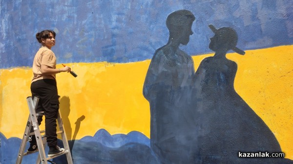 Ученици изрисуваха голяма стена, която ще допълва новия музей “Ахинора“