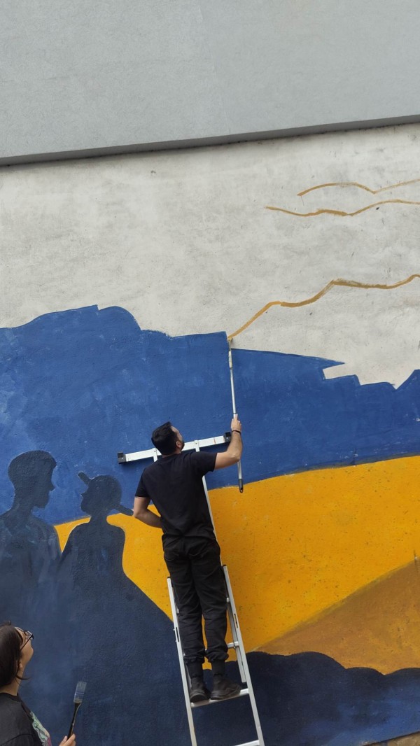 Ученици изрисуваха голяма стена, която ще допълва новия музей “Ахинора“