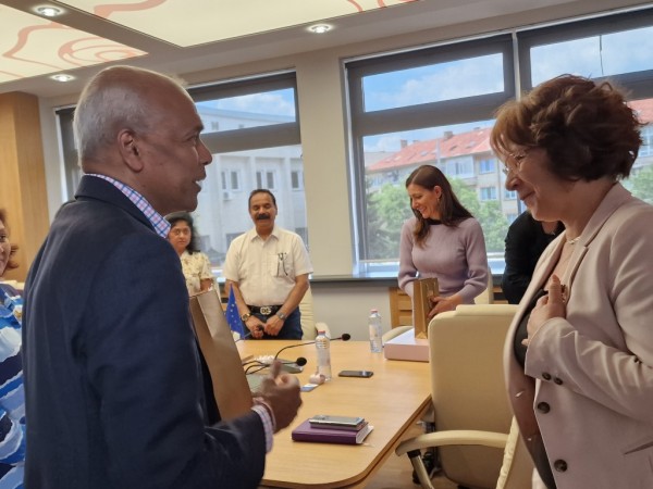 Шест индийски брачни двойки посрещна кмета на Казанлък