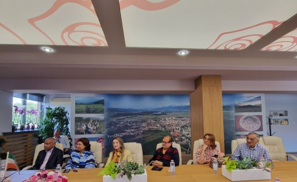 Шест индийски брачни двойки посрещна кмета на Казанлък