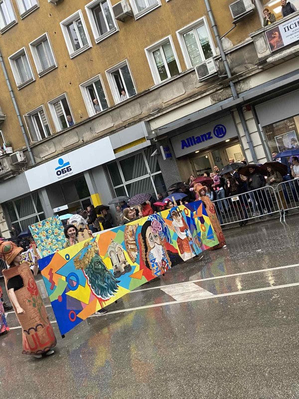 Ученици изрисуваха голяма стена, която ще допълва новия музей “Ахинора“