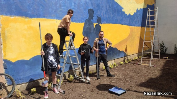 Ученици изрисуваха голяма стена, която ще допълва новия музей “Ахинора“