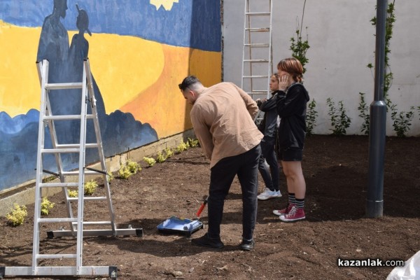 Ученици изрисуваха голяма стена, която ще допълва новия музей “Ахинора“