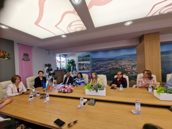 Шест индийски брачни двойки посрещна кмета на Казанлък