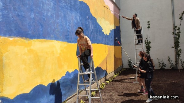 Ученици изрисуваха голяма стена, която ще допълва новия музей “Ахинора“