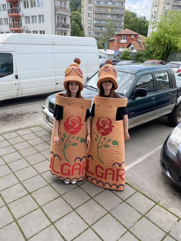 Ученици изрисуваха голяма стена, която ще допълва новия музей “Ахинора“