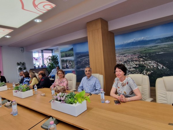 Шест индийски брачни двойки посрещна кмета на Казанлък