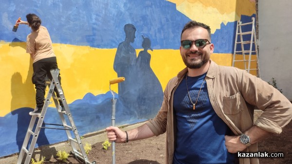 Ученици изрисуваха голяма стена, която ще допълва новия музей “Ахинора“