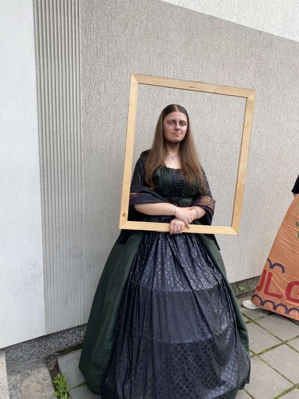 Ученици изрисуваха голяма стена, която ще допълва новия музей “Ахинора“