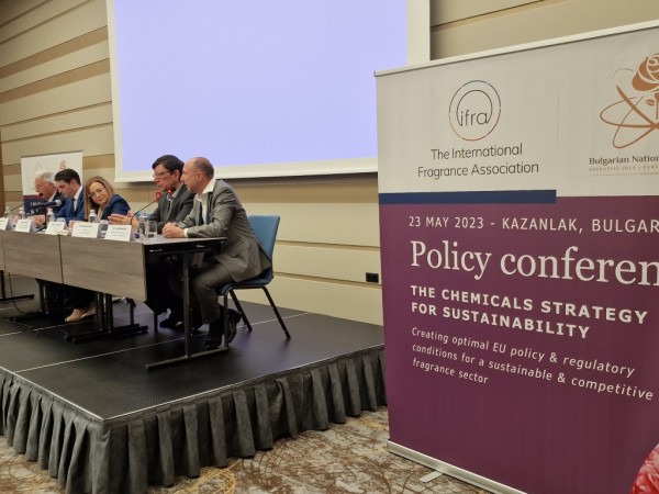 Натуралният произход на розовото масло във фокуса на международен форум с всички заинтересовани страни