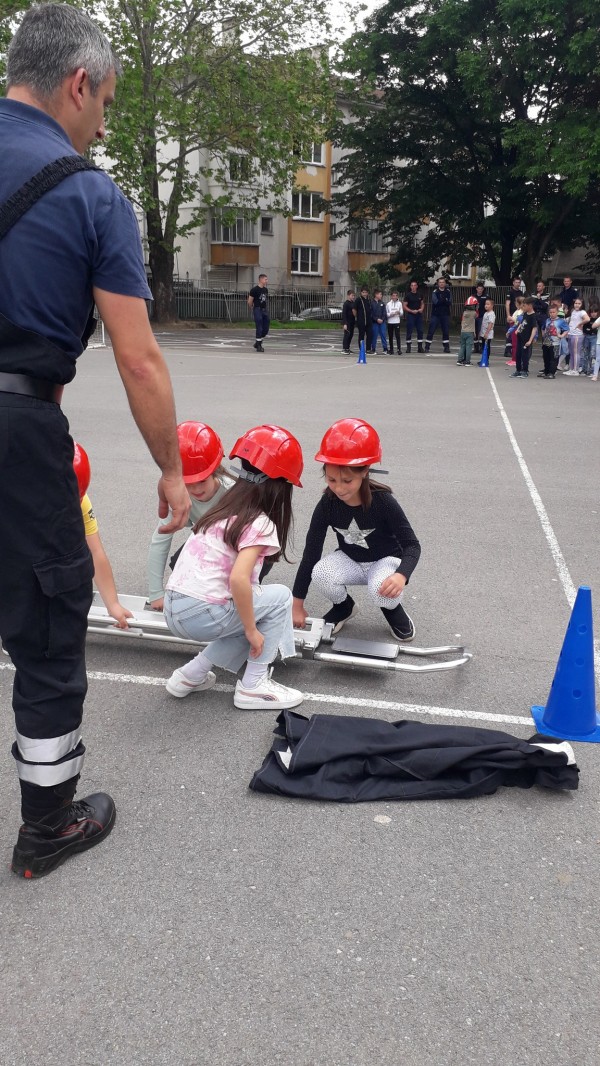 Ученици от ОУ “Св. Паисий Хилендарски“ се срещнаха с представители на доброволческия отряд към Пожарната