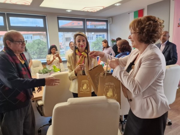 Шест индийски брачни двойки посрещна кмета на Казанлък