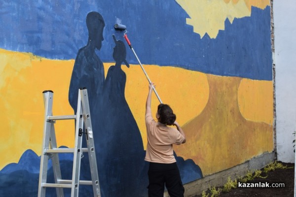 Ученици изрисуваха голяма стена, която ще допълва новия музей “Ахинора“