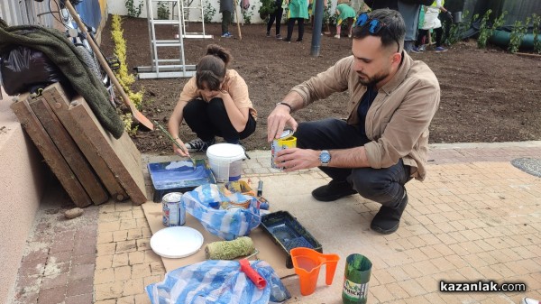 Ученици изрисуваха голяма стена, която ще допълва новия музей “Ахинора“