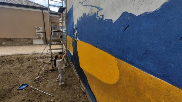 Ученици изрисуваха голяма стена, която ще допълва новия музей “Ахинора“